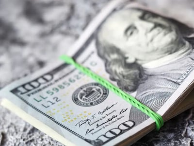 الدولار الأمريكي يواصل التراجع ويسجل أدنى مستوياته منذ 2022